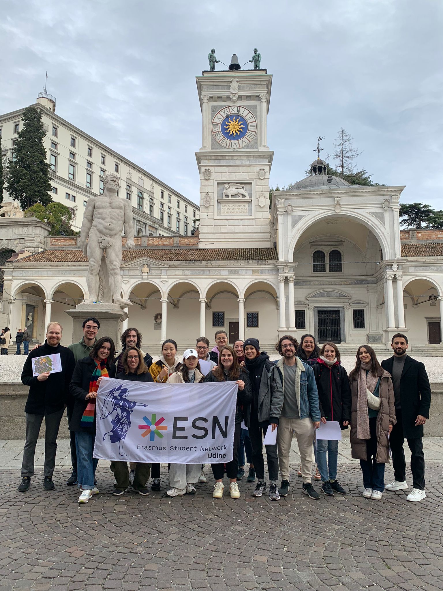 ESN volounteers and Erasmus students a group photo of ESN volounteers and Erasmus students